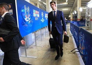 کورتوا|کورتوا، چمدان خود را به ورزشگاه می آورد.