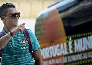 کریستیانو رونالدو|کریس رونالدو از طرفدارانش استقبال گرمی کرد وقتی به فرودگاه رسید