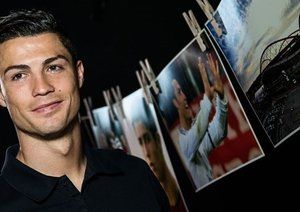 کریستیانو رونالدو|کریستیانو رونالدو پیش از دیدار فینال تیمش در لیسبون برای گرفتن یک عکس برابر خبرنگاران می ایستد.