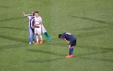 حاشیه روز | عکس سلفی با الشراوی در حین بازی میلان - المپیاکوس!