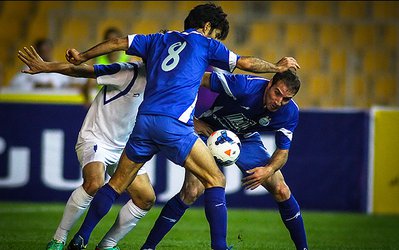 حاشیه‌های دیدار نفت - استققلال | رونمایی از اسکوربورد جدید ورزشگاه تختی و تشویق سرمربی پرسپولیس!