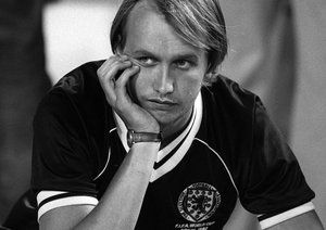 جام جهانی 1982|یک فوق ستاره اسکاتلند، پس از آن که تیمش به مرحله ی دوم جام جهانی راه نمی یابد، مغموم نشسته. جام جهانی 1982 اسپانیا.