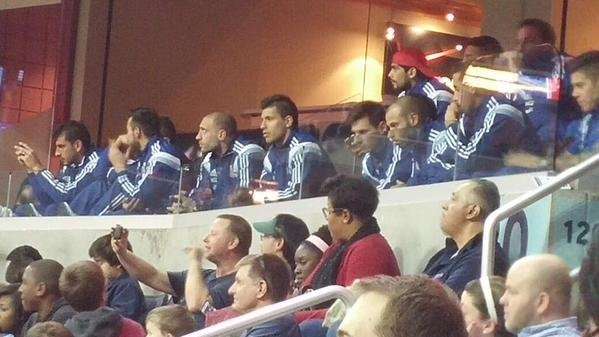 تیم ملی آرژانتین در حال تماشای بسکتبال NBA