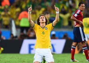 دیوید لوئیز|شادمانی دیوید لوئیز بعد از اتمام مسابقه و برتری مابل کلمبیا.