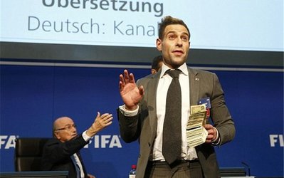 محاکمه کمدینی که سخنرانی بلاتر را قطع کرد