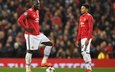 جان من است او، هی مزنیدش