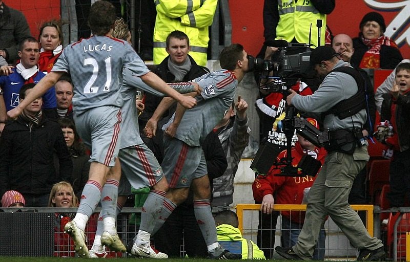 Steven Gerrard's Kissing Camera (Manchester United - Liverpool) (2009.03.14).jpg