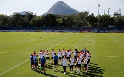 استفاده از ۲ هافبک دفاعی همزمان تاکتیک جدید فان‌خال