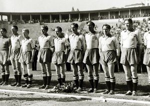 جام جهانی 1950|بازیکنان تیم سوئد پیش از آغاز دیدار برابر اروگوئه در جام جهانی 1950 برابر عکاسان به صف ایستاده اند.