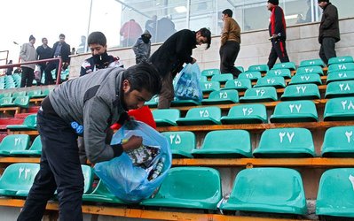 عکس روز | تماشاگران پاکیزه‌ی مشهدی!