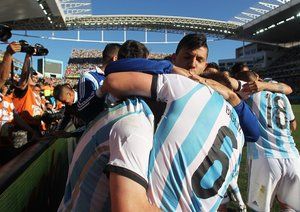 آنخل دی ماریا|جشن مهاجم تیم ملی آرژانتین ، آنخل دی ماریا بعد از باز کردن دروازه سوئیس در دقایق پایانی بازی.