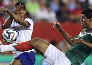 نانی|تلاش بازیکن پرتغال نانی برای حفظ توپ.