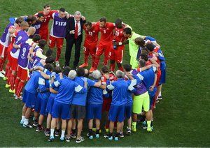 اوتمار هیتزفیلد|حلقه زیبای بازیکنان سوئیس قیل از شروع وقت های اضافه و صحبت های اوتمار هیتزفیلد.