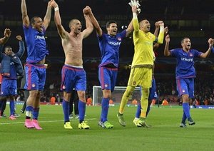 شادی بازیکنان المپیاکوس|آرسنال 2 - 3 المپیاکوس / لیگ قهرمانان