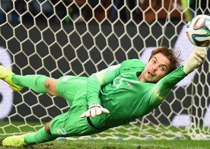 تیم کرول|پنالتی که به زیبای توسط تیم کرول ، دروازه بان هلند دفع شد.