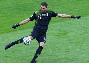 علی‌ رضا حقیقی‌|شوت بلند علیرضا حقیقی به وسط زمین در بازی مقابل آرژانتین .