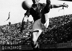 جام جهانی 1954|سوئیس، جام جهانی 1954. ژاک فاتون از تیم ملی سوئیس حین ضربه زدن به توپ در دیدار برابر اطریش، 24 ژوئن 1954.