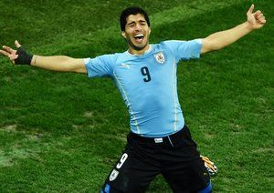 لوئیس سوارز|جشن لوئیس سوارز بعد از باز کردن دروازه تیم ملی انگلستان .