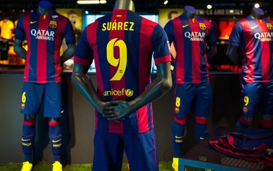 عکس روز | لباس سوارس در فروشگاه‌های بارسلونا