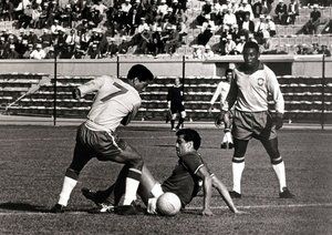 جام جهانی 1962|پله، هم تیمی خود، گارینچا را نظاره می کند که مشغول دریبل زدن مدافع تیم ملی مکزیک در جام جهانی 1962 شیلی است.