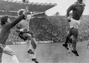 جام جهانی 1974|گرد مولر از تیم ملی آلمان غربی، بالاتر از دروازه بان اطریشی، جک ریلی، به هوا می پرد. جام جهانی 1974 آلمان، هامبورگ.