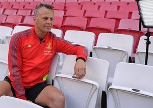 بیورن کوپیرس|بیورن کوپیرس، داور دیدار فینال لیگ قهرمانان اروپا، پیش از انجام مصاحبه، برابر دوربین سایت یوفا می ایستد.