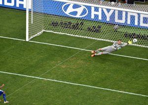 ژولیو سزار|اخرین پنالتی شیلی که تبدیل به گل نشد و منجر به پیروزی برزیل شد.