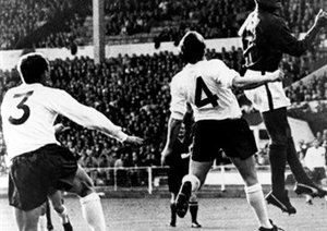 جام جهانی 1966|جام جهانی 1966 انگلستان، نیمه نهایی: انگلستان 2- پرتغال 1. اوزه بیو (سمت راست)