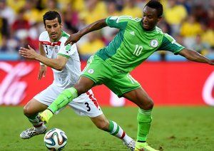 احسان حاج صفی|درگیری میانه میدان بین احسان حاج صفی و هافبک نیجریه ، جان اوبی میکل