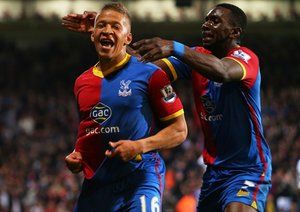 دوایت گایل - یانیک بولاسی|خوشحالی گیل بعد از باز کردن دروازه لیورپول