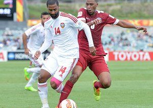 تقابل دو بازیکن بر سر توپ|امارات 4 - 1 قطر / جام ملت های آسیا 2015