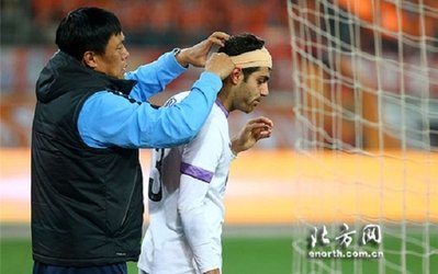 مصدومیت پورعلی‌گنجی در دیدار تیانجین / مدافع ایرانی با آمبولانس راهی بیمارستان شد + تصاویر