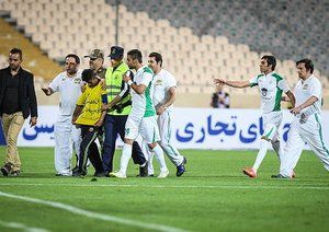 ورود یک هوادار به زمین|استقلال تهران 1 - 1 ذوب آهن اصفهان / لیگ برتر