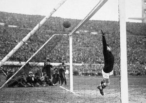 جام جهانی 1930|دروازه بان یوگوسلاوی، میلووان یاکسیچ، نمی تواند ضربه ی اروگوئه ای ها را مهار کند. دیدار دو تیم اروگوئه و یوگوسلاوی در نیمه نهایی مسابقات جام جهانی 1930 در ورزشگاه سنتناریو، 27 جولای 1930. اروگوئه 6-1 به پیروزی دست یافت.