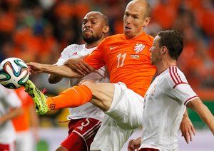 آرین روبن|تلاش آرین روبن برای کنترل توپ.