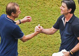 یورگن کلینزمن - یواخیم لو|خوش و بش یورگن کلینزمن و یواخیم لو، سرمربی های دوتیم بعد از بازی.