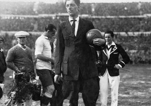 جام جهانی 1930|داور بلژیکی، خوان لانجنوس، توپ مسابقه را در دست نگاه داشته. اندکی پیش از شروع نخستین فینال جام جهانی میان اروگوئه و آرژانتین در ورزشگاه سنتناریو در مونته ویدئو، 30 جولای 1930. اروگوئه 4-2 به پیروزی رسید.