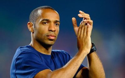 تیِری هانری از بازیکنان فرانسه خواست قهرمانی سال 1998 را دوباره تکرار کرده و بر بام فوتبال دنیا بنشینند