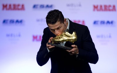 بوسه ستاره پرتغالی بر سومین کفش طلا