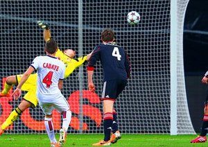 کابایه|کابایه از پاری سن ژرمن یک شوت سنگین را روانه ی دروازه ی لورکوزن می کند. پاری سن ژرمن در این بازی 4-0 به پیروزی می رسد. مرحله ی یک هشتم نهایی.