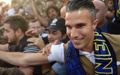 استقبال باور نکردنی از فن پرسی در فرودگاه استانبول