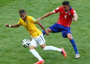 نیمار - ایسلا|تلاش فوق ستاره برزیل ، نیمار برای کنترل توپ در مقابل ایسلا از شیلی.