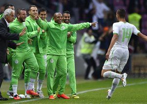 نَبیل بن طالب|شادمانی بازیکنان تیم ملی الجزایر بعد از گلزنی مقابل رومانی