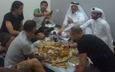 تصویر مدافع تیم ملی در ضیافت شام سرمربی تیم ام‌صلال قطر