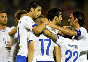 چیرو ایموبیلِ|جشن بازیکنان ایتالیا بعد از باز کردن دروازه فلومیننزه.