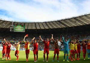 بلژیک|بازیکنان بلژیک بعد از پیروزی مقابل الجزایر شادیشان را با هوادرانشان تقسیم کردند .