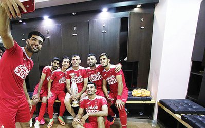 یادآوری آپشن‌ها وکنایه به اسپانسر / تاکتیک بازیکنان پرسپوليس برای رسيدن به مطالبات معوق