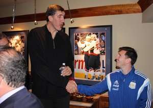 مسی و غول بسکتبالیست NBA در یک قاب