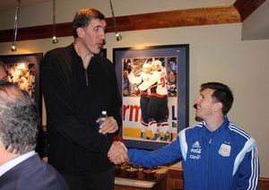 مسی و غول بسکتبالیست NBA در یک قاب|None