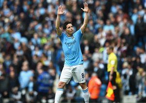 سمیر نصری|تشویق نصری توسط هواداران بعد از باز کردن دروازه حریف.